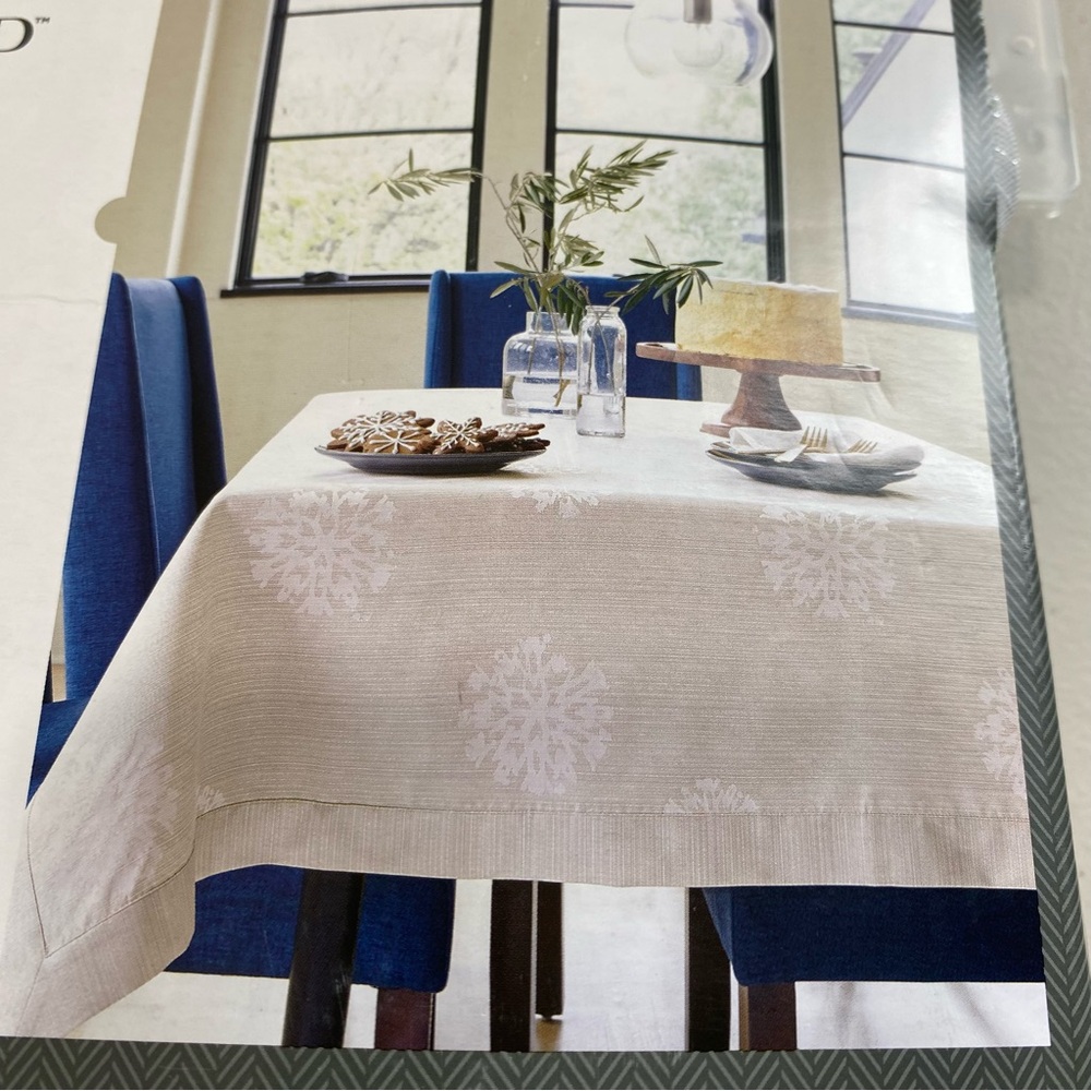 Holiday Christmas Oblong Tablecloth 60"X120"‎ Gray Grey Snowflake Threshold
